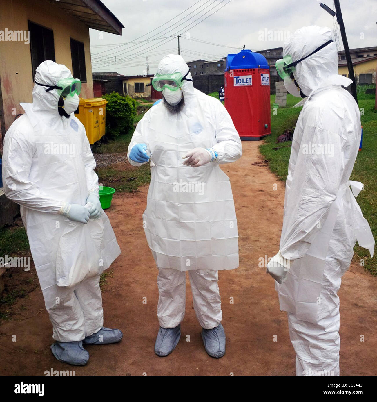 La preparazione del personale medico a trattare con il 2014 epidemia di Ebola in Nigeria. Sessione di formazione; per medici nigeriani da parte di un membro dell'Organizzazione mondiale della sanità (OMS) per la corretta protocolli da seguire quando indossare e rimozione di equipaggiamento protettivo personale. Foto Stock