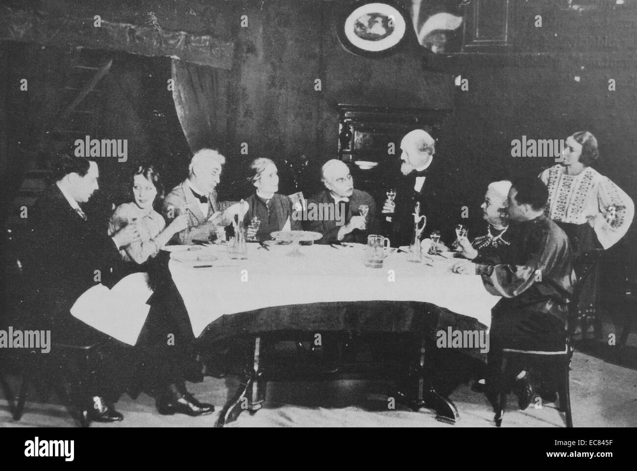 Scena di una commedia olandese " La commedia della felicità" da sinistra a destra: Henri Eerens; Charlotte Kohler; Willem Hunsche; nellâ Knoop; Albert van Dalsum; Van Warmelo; Anna Sablairolles; Frits van Dijk e Willy Haak. Foto Stock