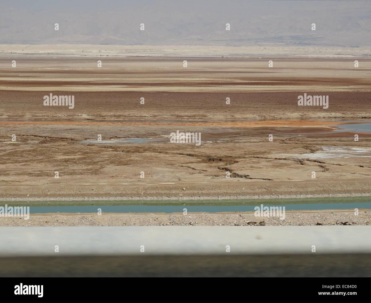 Quicksand box lungo i bordi della sponda meridionale del Mar Morto. La sua superficie e rive sono 427 metri (1.041 ft) al di sotto del livello del mare; terra di elevazione più basso sulla terra. Foto Stock