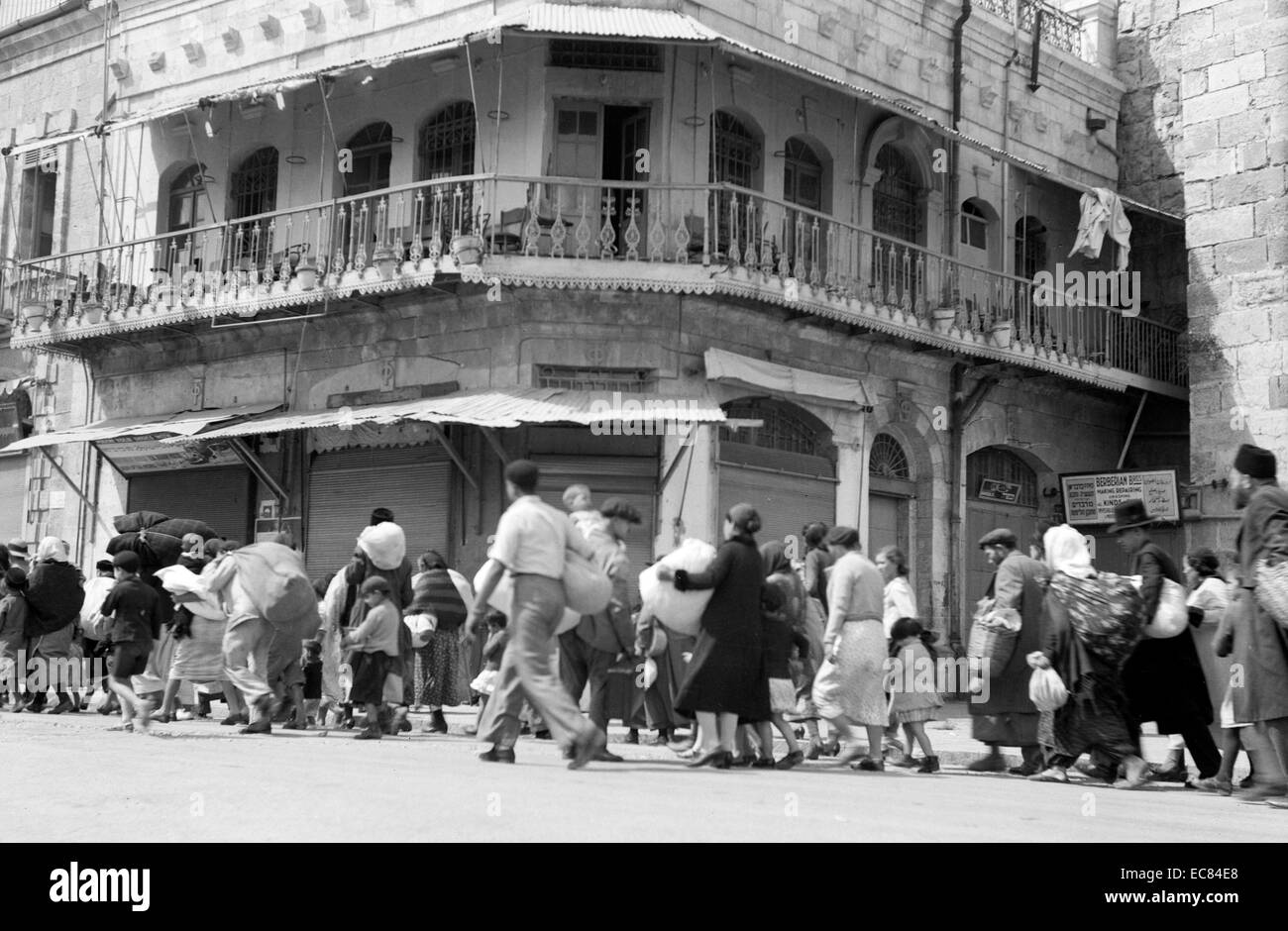 Esodo ebraica dalla Città Vecchia, presa vicino alla Porta di Jaffa durante la Palestina perturbazioni 1936 Foto Stock