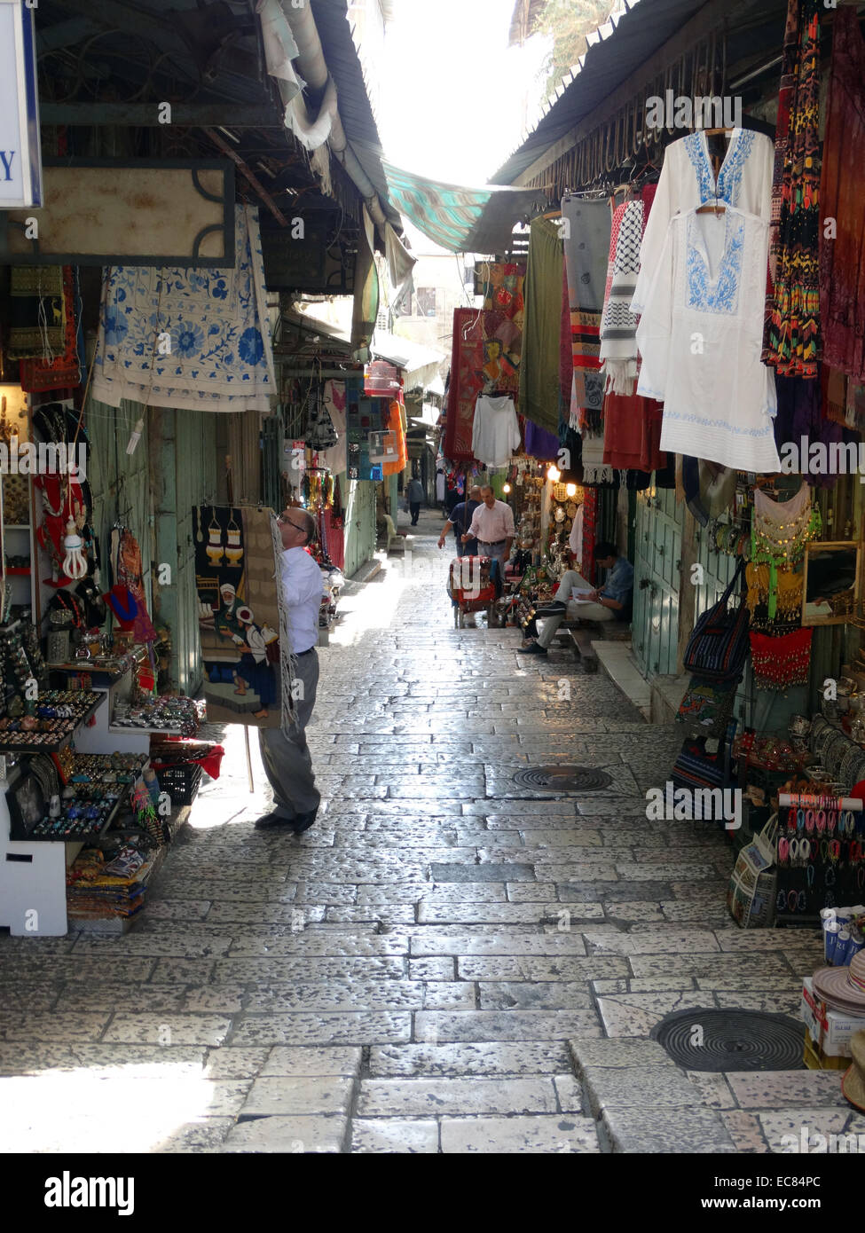 Mercato arabo con Romano pietre per pavimentazione risalente al IV secolo D.C.; a Gerusalemme Est nel mercato arabo; Israele. Foto Stock