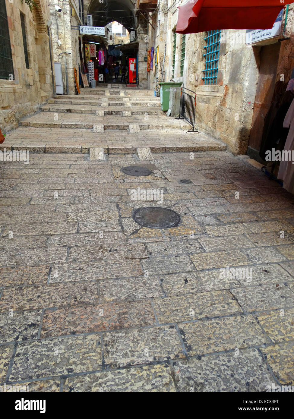 Roman pietre per pavimentazione risalente al IV secolo D.C.; a Gerusalemme Est nel mercato arabo; Israele. Foto Stock