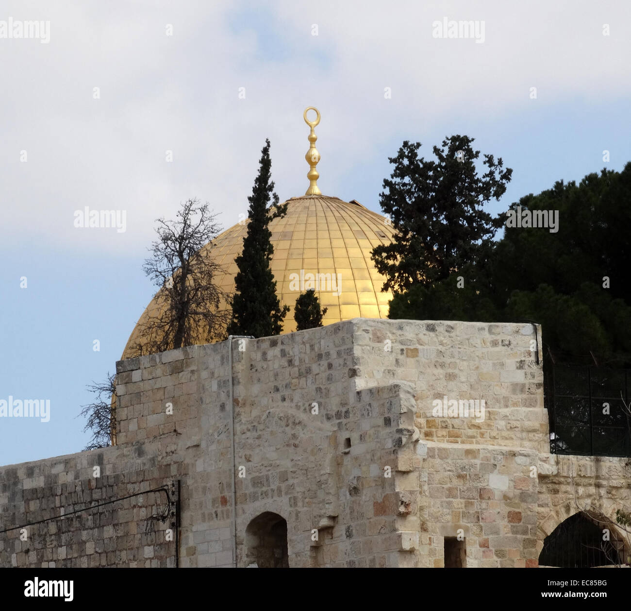 La Cupola della Roccia santuario situato sul Monte del Tempio nella Città Vecchia di Gerusalemme. Inizialmente fu completata nel 691 CE al fine di Umayyad Califfo Abd al-Malik durante la seconda Fitna. La Cupola della roccia è ora una delle più antiche opere di architettura islamica. Foto Stock