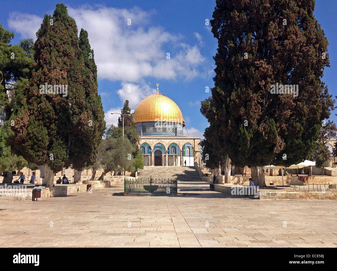 Mosaici la Cupola della Roccia santuario situato sul Monte del Tempio nella Città Vecchia di Gerusalemme. Inizialmente fu completata nel 691 CE al fine di Umayyad Califfo Abd al-Malik durante la seconda Fitna. La Cupola della roccia è ora una delle più antiche opere di architettura islamica. Foto Stock