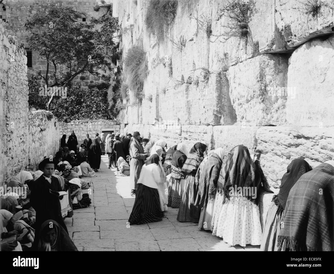 Fotografia ebraica di uomini, donne e bambini in preghiera al Muro Occidentale di Gerusalemme. Datata 1910 Foto Stock