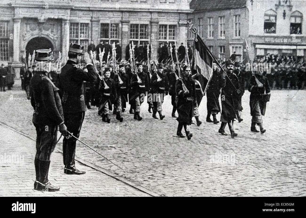 Fotografia di re Alberto I del Belgio rivedendo le truppe francesi durante la Prima Guerra Mondiale. Datata 1914 Foto Stock