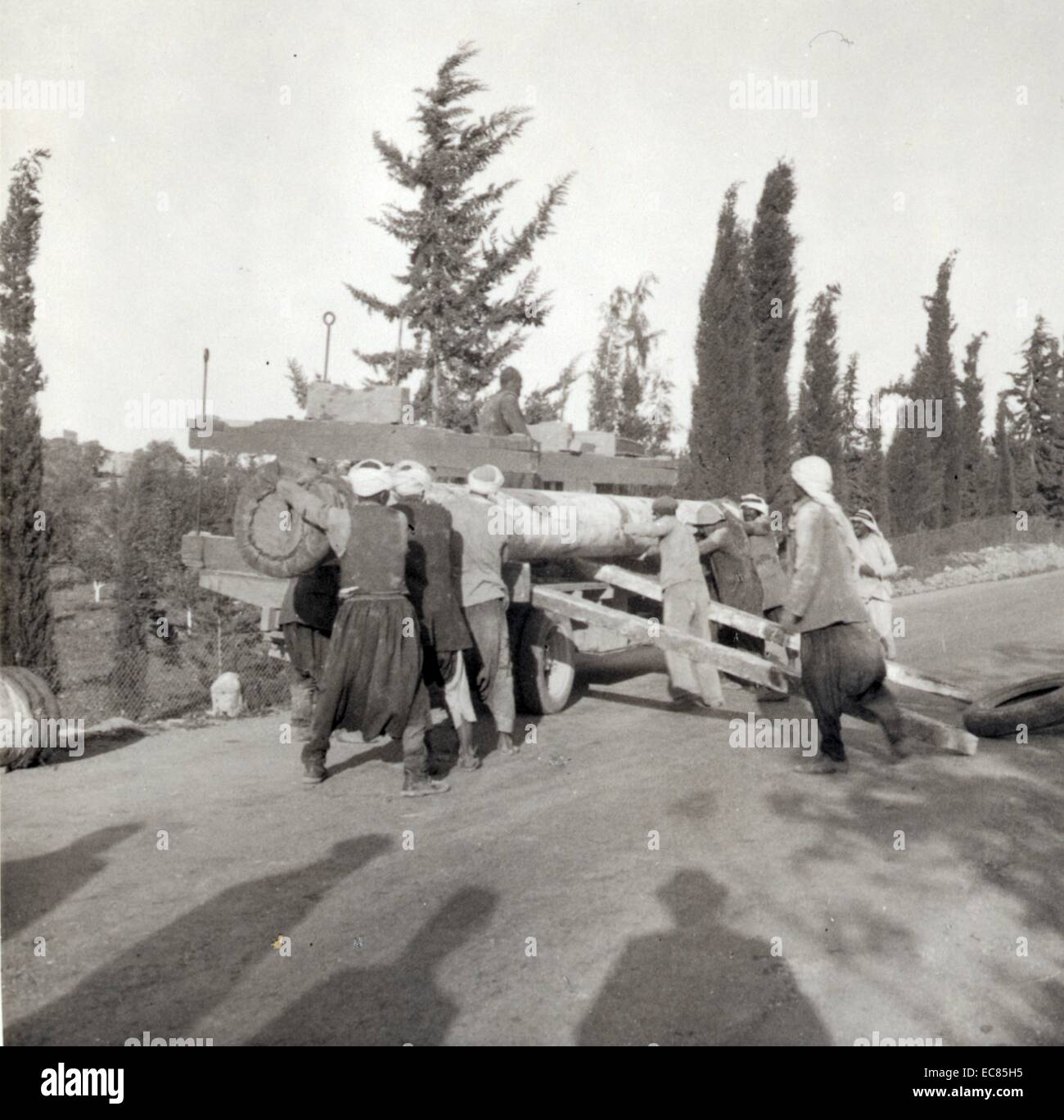 Fotografia di maestranze arabe la posa di tubazioni di acqua in Gerusalemme e Palestina. Datata 1934 Foto Stock
