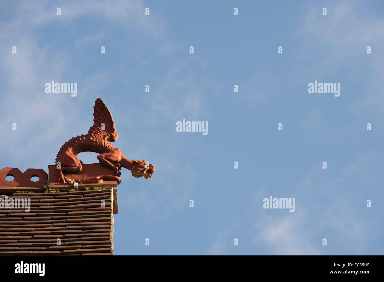 In Terracotta drago alato tetto di cresta Terminale per tenda Foto Stock