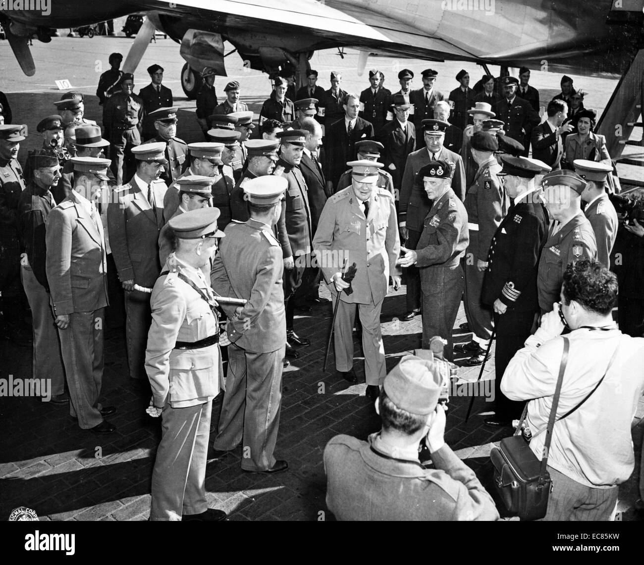 Fotografia del maresciallo di campo Montgomery accogliente Winston Churchill at Berlin-Gatow airfield sul bordo occidentale di Berlino. Datata 1945. Foto Stock