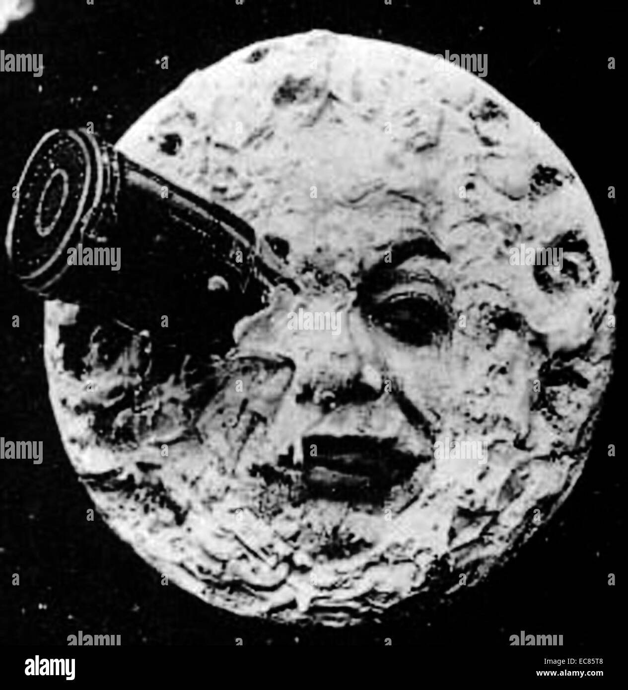 L'uomo della luna è colpito da un veicolo spaziale nel 1902 fantasy film Le Voyage dans la Lune. Questo telaio dal film è un esempio di un immagine convenzionati alcuna attinenza alle reali caratteristiche lunare Foto Stock