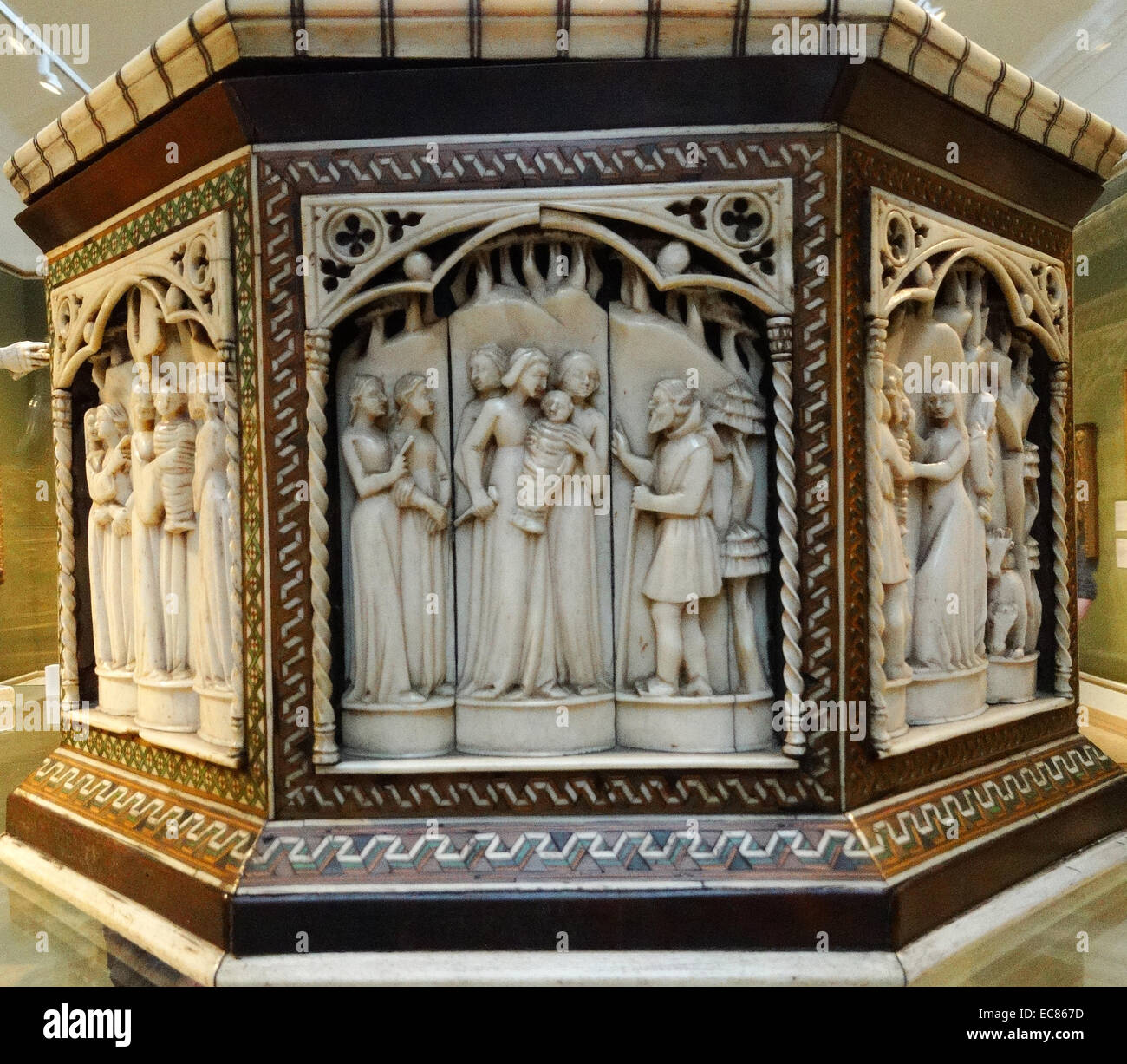 Scrigno realizzata con legno; osso e corno animale; Venetian; circa 1400-1430. I pannelli raccontano la storia di Parigi di Troy Foto Stock