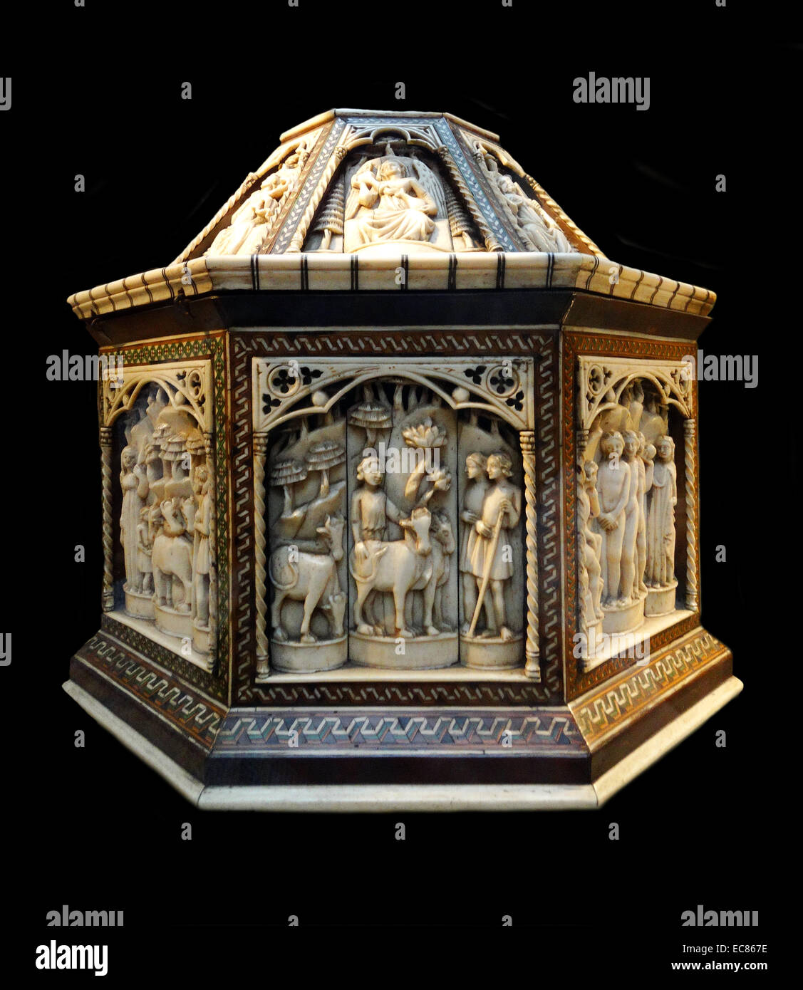 Scrigno realizzata con legno; osso e corno animale; Venetian; circa 1400-1430. I pannelli raccontano la storia di Parigi di Troy Foto Stock