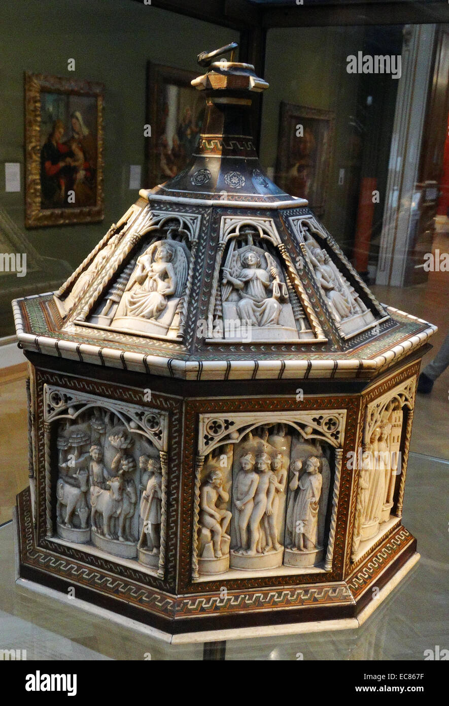 Scrigno realizzata con legno; osso e corno animale; Venetian; circa 1400-1430. I pannelli raccontano la storia di Parigi di Troy Foto Stock