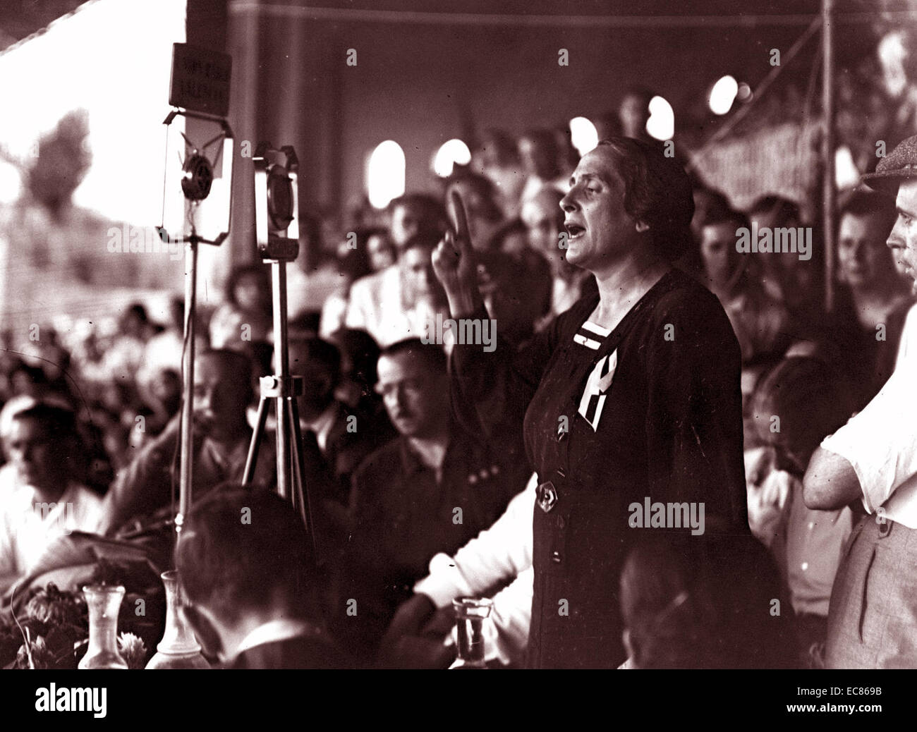 Isidora Dolores Ibárruri (1895 - 1989) noto come 'La Pasionaria'. Lei era una spagnola leader repubblicano della Guerra Civile Spagnola e comunista di origine basca. Lei è forse più noto per la sua difesa della Seconda Repubblica Spagnola e il famoso slogan ¡No pasarán! ("Non devono passare') durante la battaglia di Madrid. Foto Stock