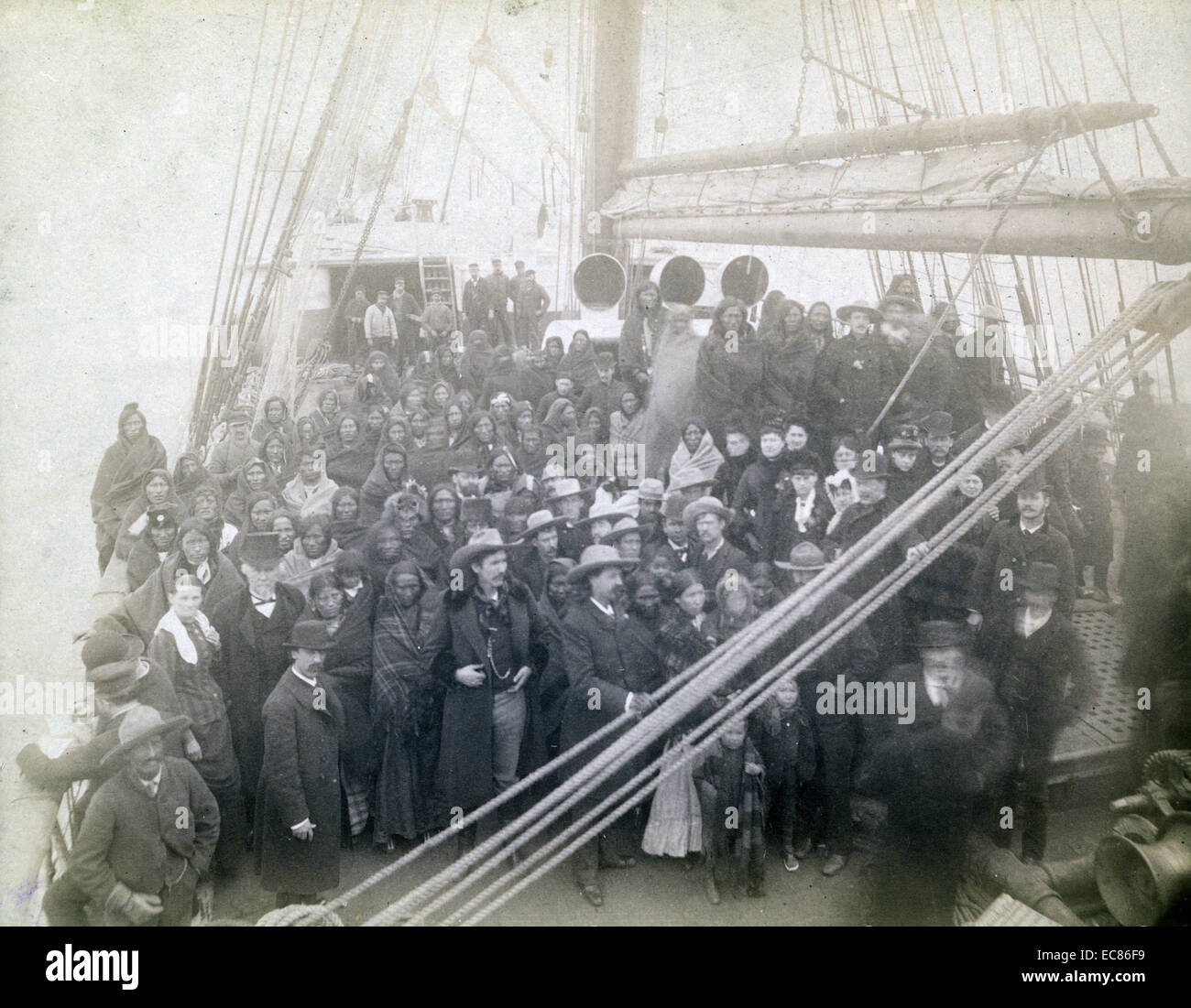 Fotografia del Capo Cavallo blu, Capo Cavallo americano, Chief Maglietta rossa e le loro famiglie a bordo della S.S. Stato del Nebraska in New York City. Datata 1887 Foto Stock