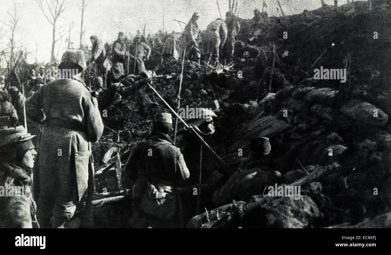 Fotografia dei soldati francesi nelle trincee come una battaglia continua. Datata 1916 Foto Stock