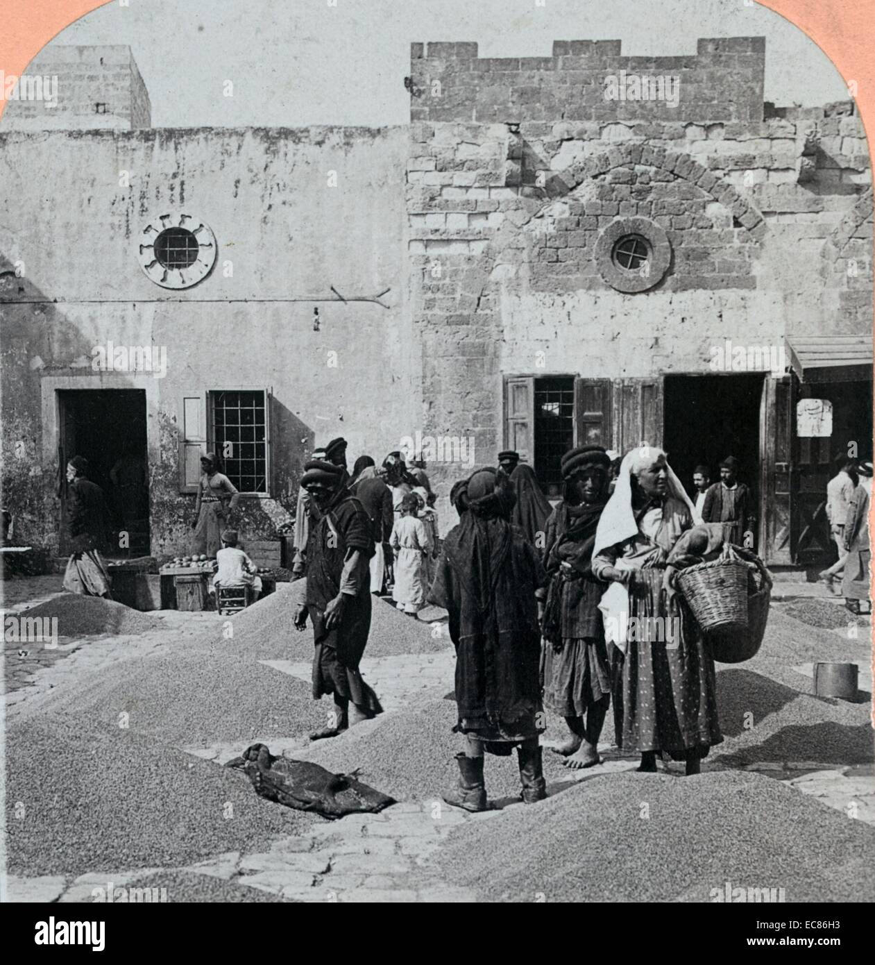 Fotografia di arabi nel mercato del grano di Haifa in Palestina. Datata 1910 Foto Stock