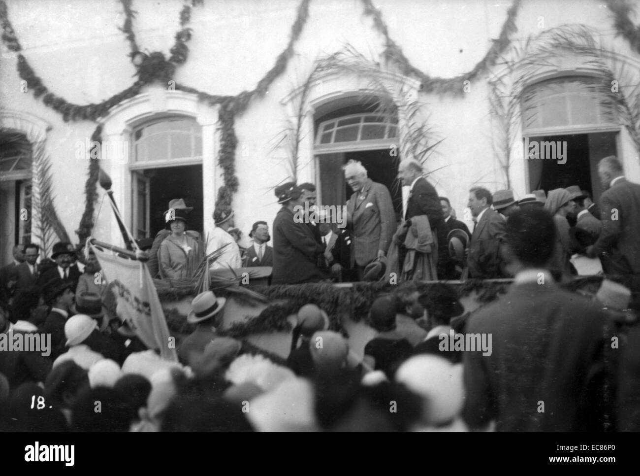 Fotografia della reception di Lord Balfour e Chaim Weizmann presso la palestra di Tel Aviv. Datata 1925 Foto Stock