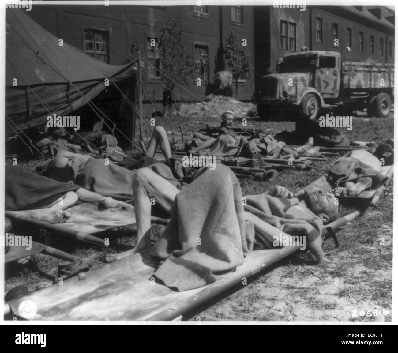Fotografia di ebrei ungheresi dopo la rimozione dai campi di concentramento nazisti per servizi forniti da US Army in Austria. Datata 1945 Foto Stock