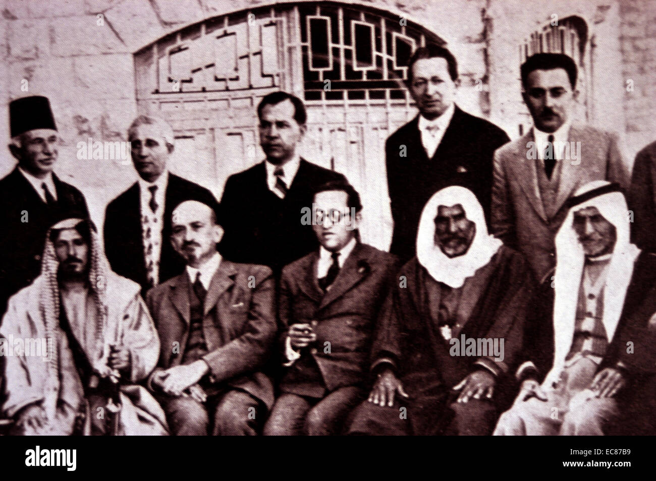 Fotografia del leader sionista Chaim Weizmann con leader arabi al King David Hotel. Datata 1933 Foto Stock