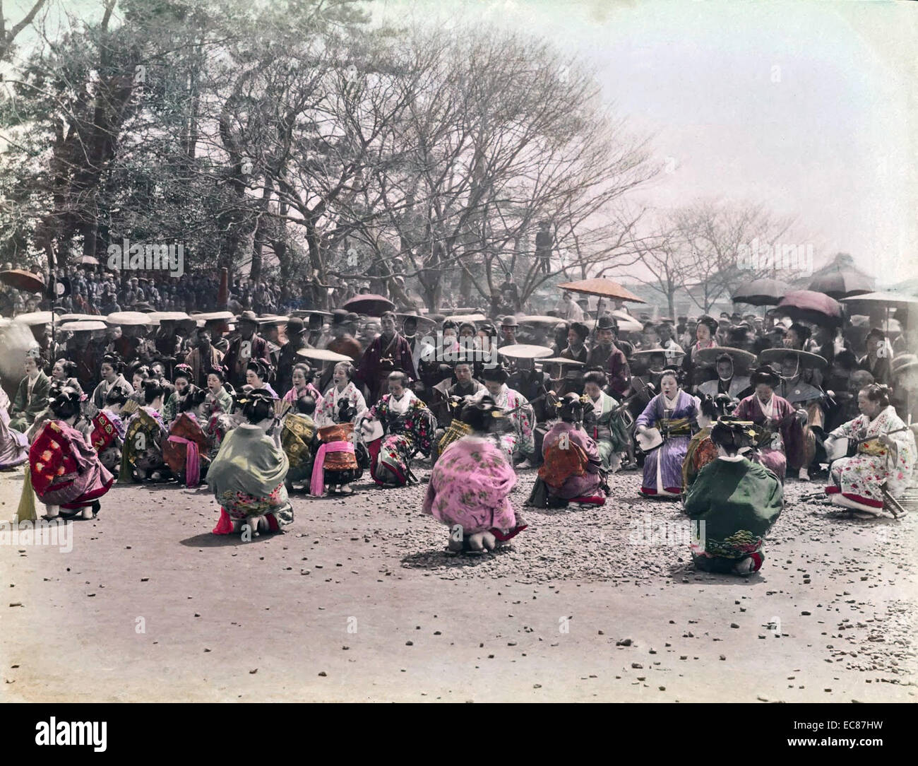 Fotografia a colori delle donne giapponesi in kimono dancing, eventualmente geishe. Datata 1890 Foto Stock