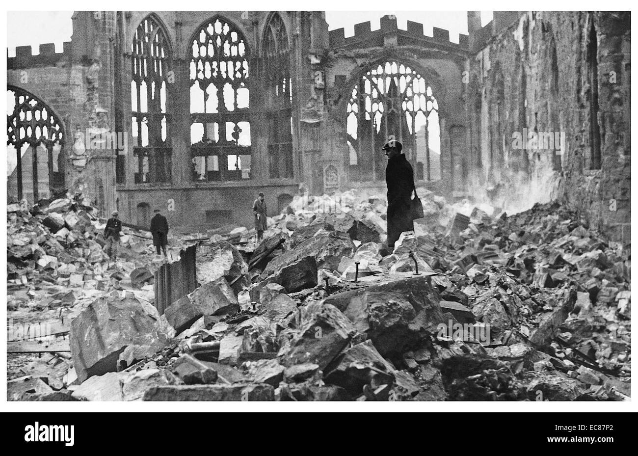 Fotografia di Coventry Cathedral in scia di un raid aereo. Datata 1940 Foto Stock