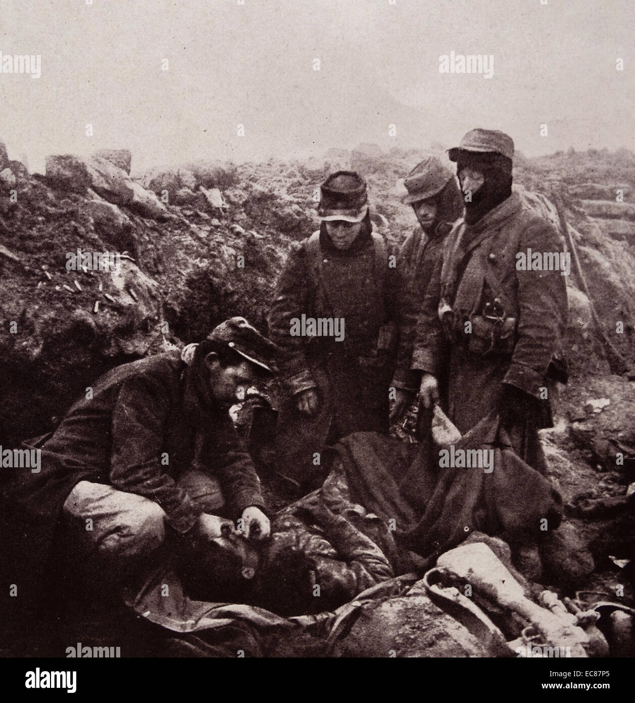 Fotografia dei soldati francesi che esegue l'ultima diritti su un compagno caduto nella Prima Guerra Mondiale. Datata 1915 Foto Stock