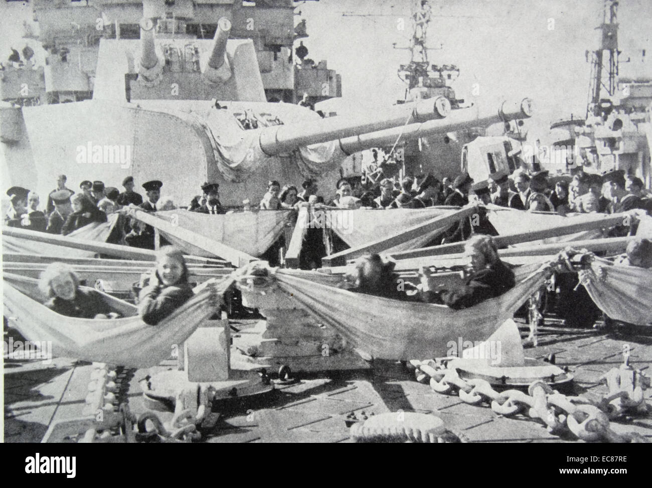 Fotografia del sistema HMS Norfolk della Royal Navy che vengono accolti in Oslo. Il 'Norfolk' trasportati il norvegese della famiglia reale torna a Oslo dopo la loro cinque anni di esilio a Londra. Datata 1945 Foto Stock