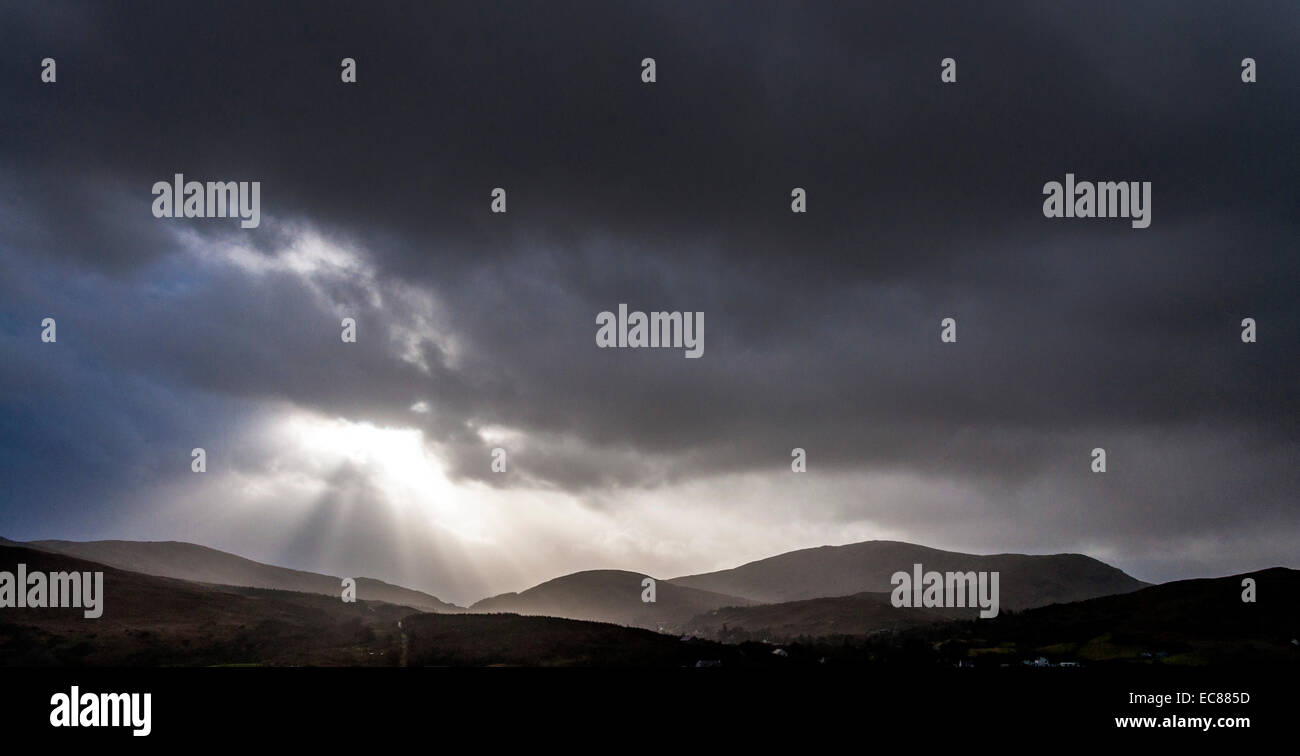 Ardara, County Donegal, Irlanda. 10 dicembre, 2014. Una pausa nella tempesta come alberi di luce del sole attraverso le nuvole nella West Coast village. Credito: Richard Wayman/Alamy Live News Foto Stock
