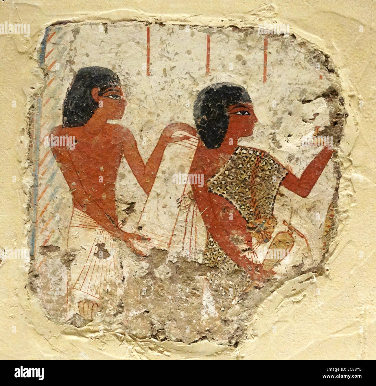 Dipinto della tomba che mostra due sacerdoti, uno dei quali è in possesso di un rotolo di papiro e l'altro un vaso per libagioni. Dal XIV secolo. Foto Stock