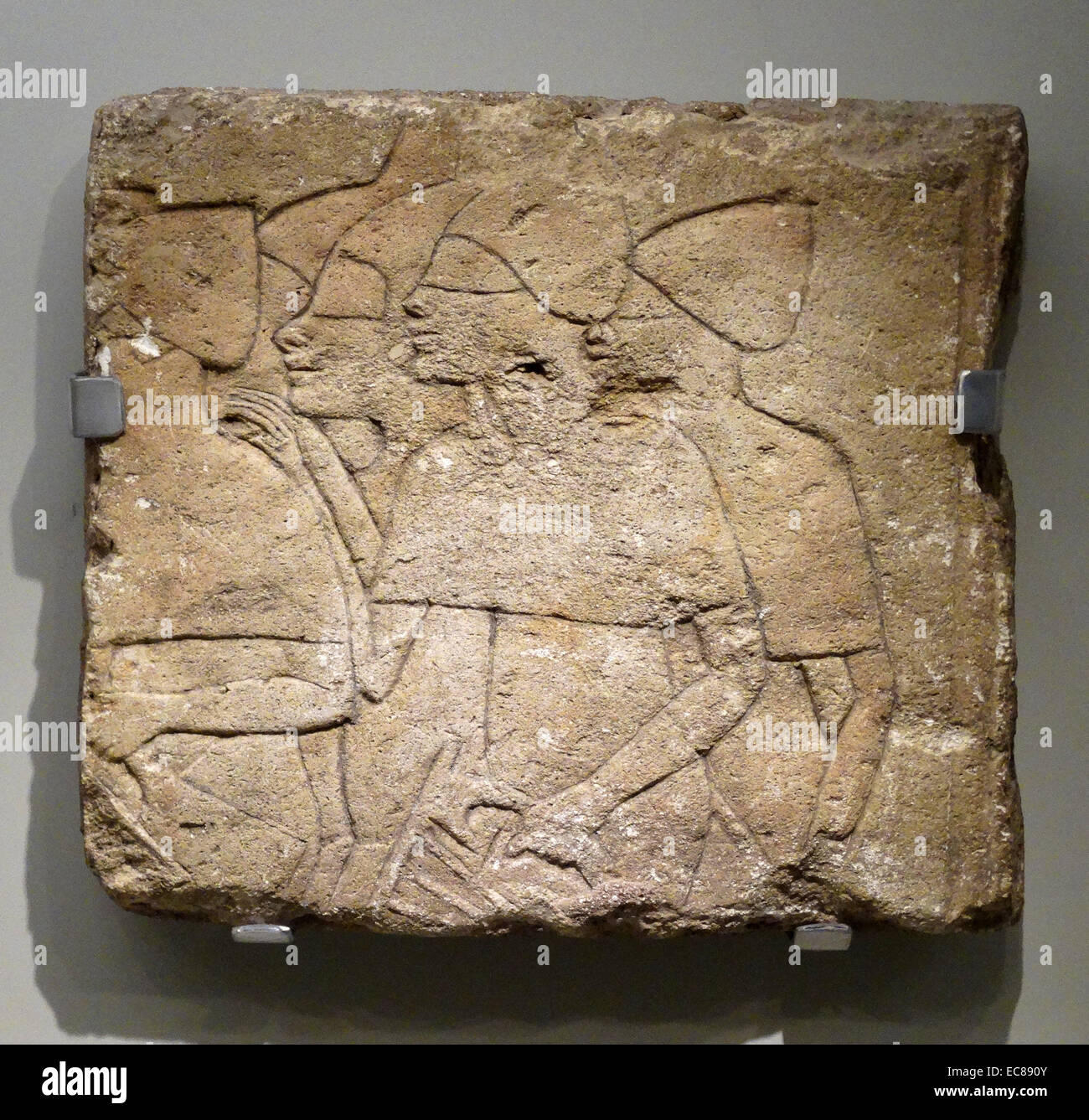 Rilievo frammentaria che mostra un gruppo di musicisti non vedenti. Due sono holding arpe e i loro vestiti suggeriscono un non-egiziano di origine. Dal XIV secolo A.C. Foto Stock