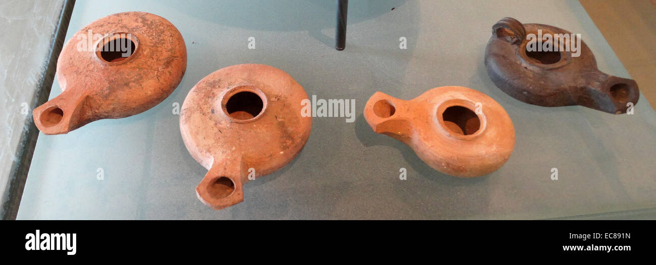 Lampade a olio usato durante la Grande rivolta periodo su Masada. Masada è una antica fortificazione nel quartiere meridionale di Israele situato sulla sommità di una roccia isolata plateau sul bordo orientale del Deserto della Giudea, affacciato sul Mar Morto datato 73 BC Foto Stock