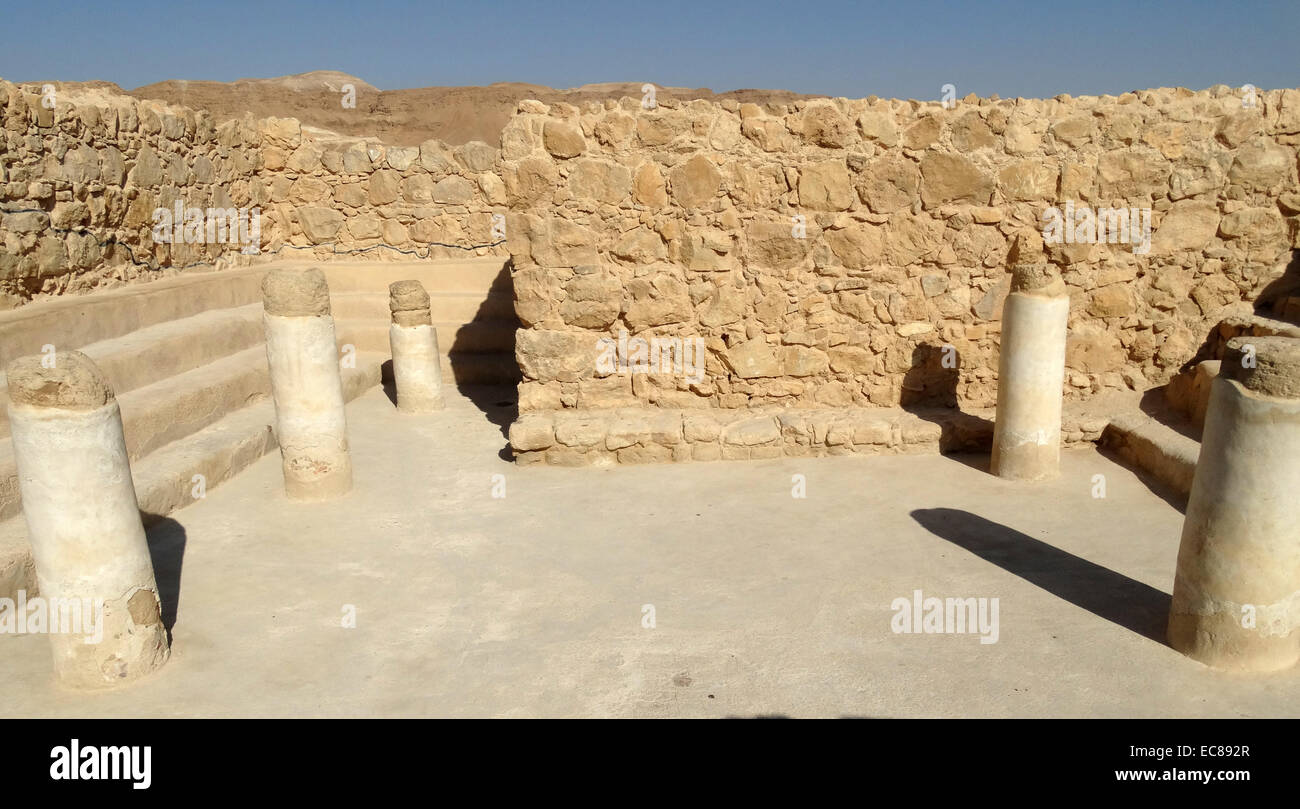 I resti della sinagoga trovato su Masada risalente al V e VI secolo. Masada è una antica fortificazione nel quartiere meridionale di Israele situato sulla sommità di una roccia isolata plateau sul bordo orientale del Deserto della Giudea, affacciato sul Mar Morto. Datata 2014 Foto Stock