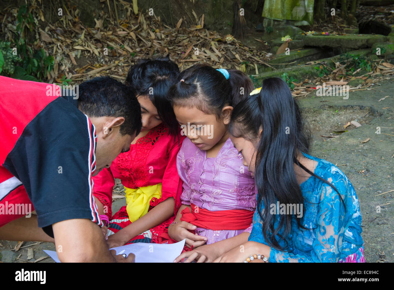 Tre ragazze Balinese che frequentano una scuola outdoor classe, Bali, Indonesia Foto Stock