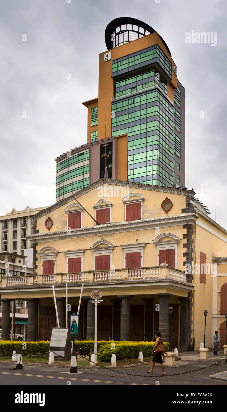 Maurizio, Port Louis, luogo Gabriel Gillet, 1822 facciata di epoca coloniale Teatro e Opera House sotto alto e moderno ufficio Foto Stock