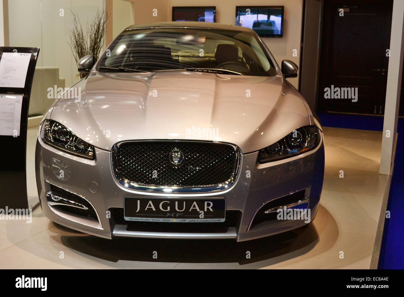 Jaguar XF sul display in Qatar Motor Show seconda mostra il 25 gennaio 2012 a Doha, in Qatar. Foto Stock