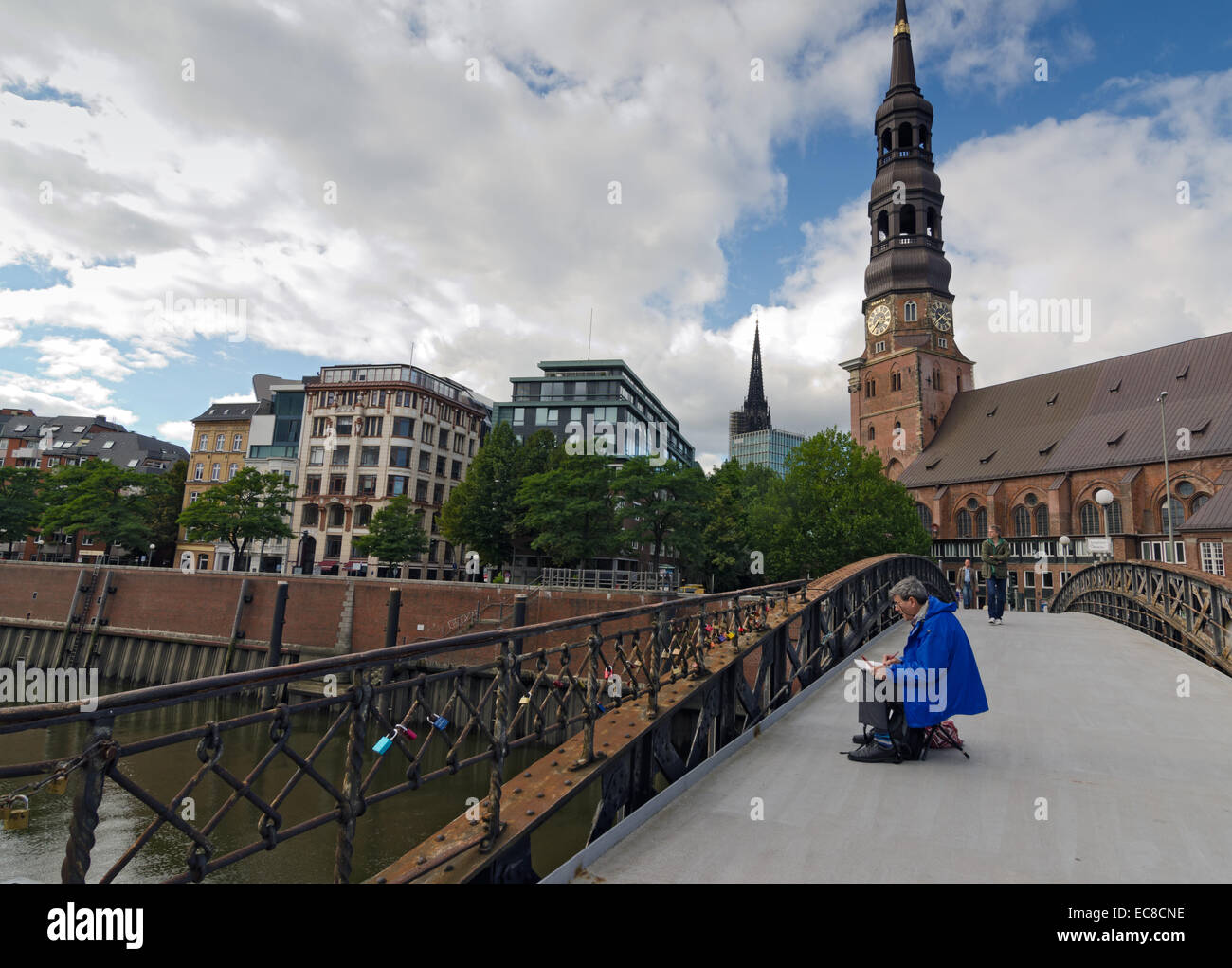 Amburgo, Germania-Settembre 26: pittore su un ponte su un canale e su Settembre 26, 2013. Foto Stock