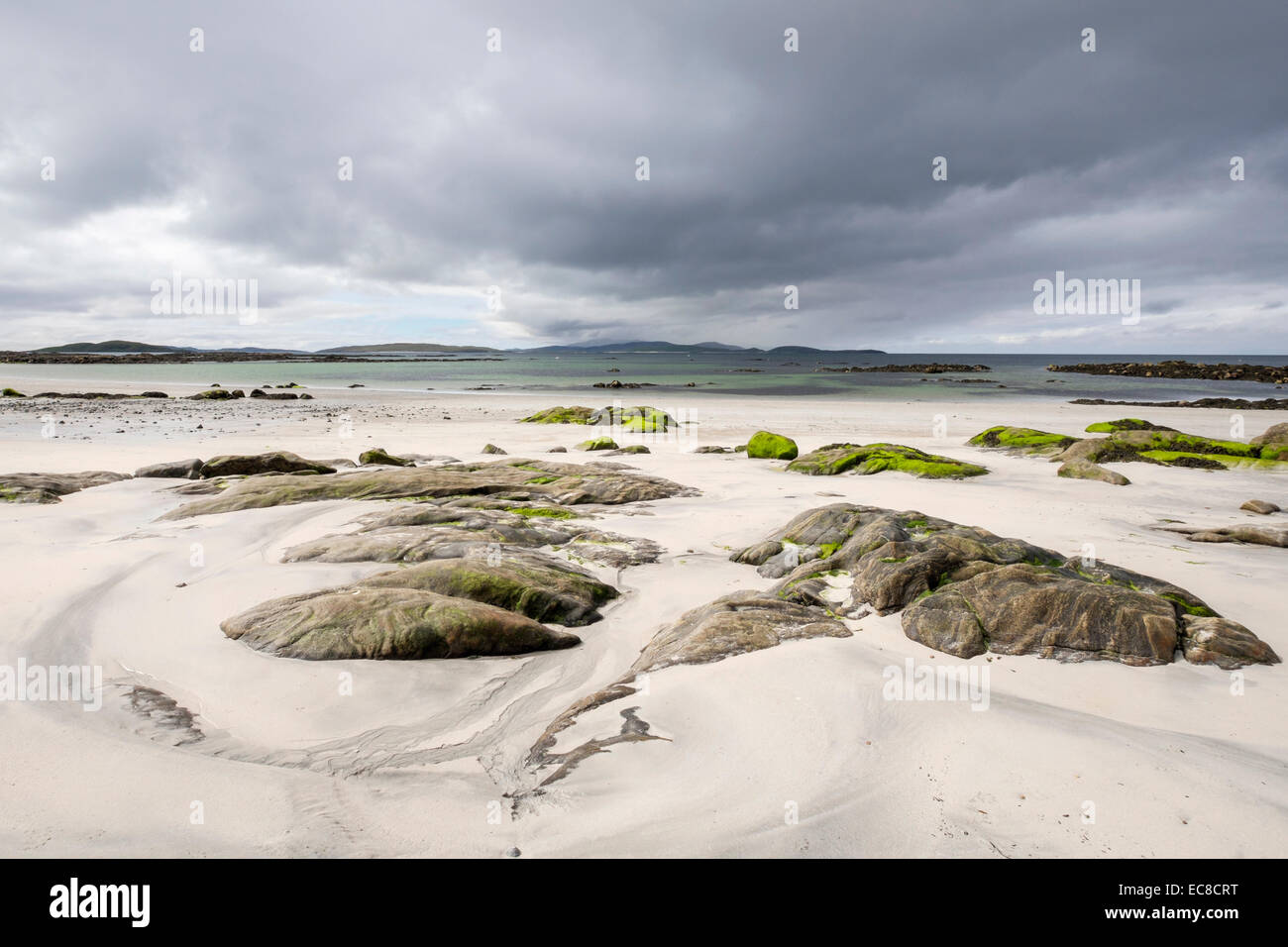 Rocce di vuoto spiaggia sabbiosa a Pol un Chara, Sud Uist, Ebridi Esterne, Western Isles, Scozia, Regno Unito, Gran Bretagna Foto Stock