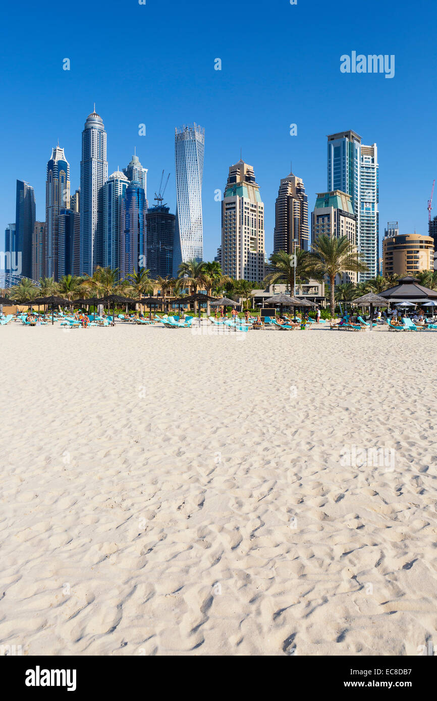 Vista verticale di famosi grattacieli e Jumeirah Beach in Dubai. Emirati arabi uniti Foto Stock