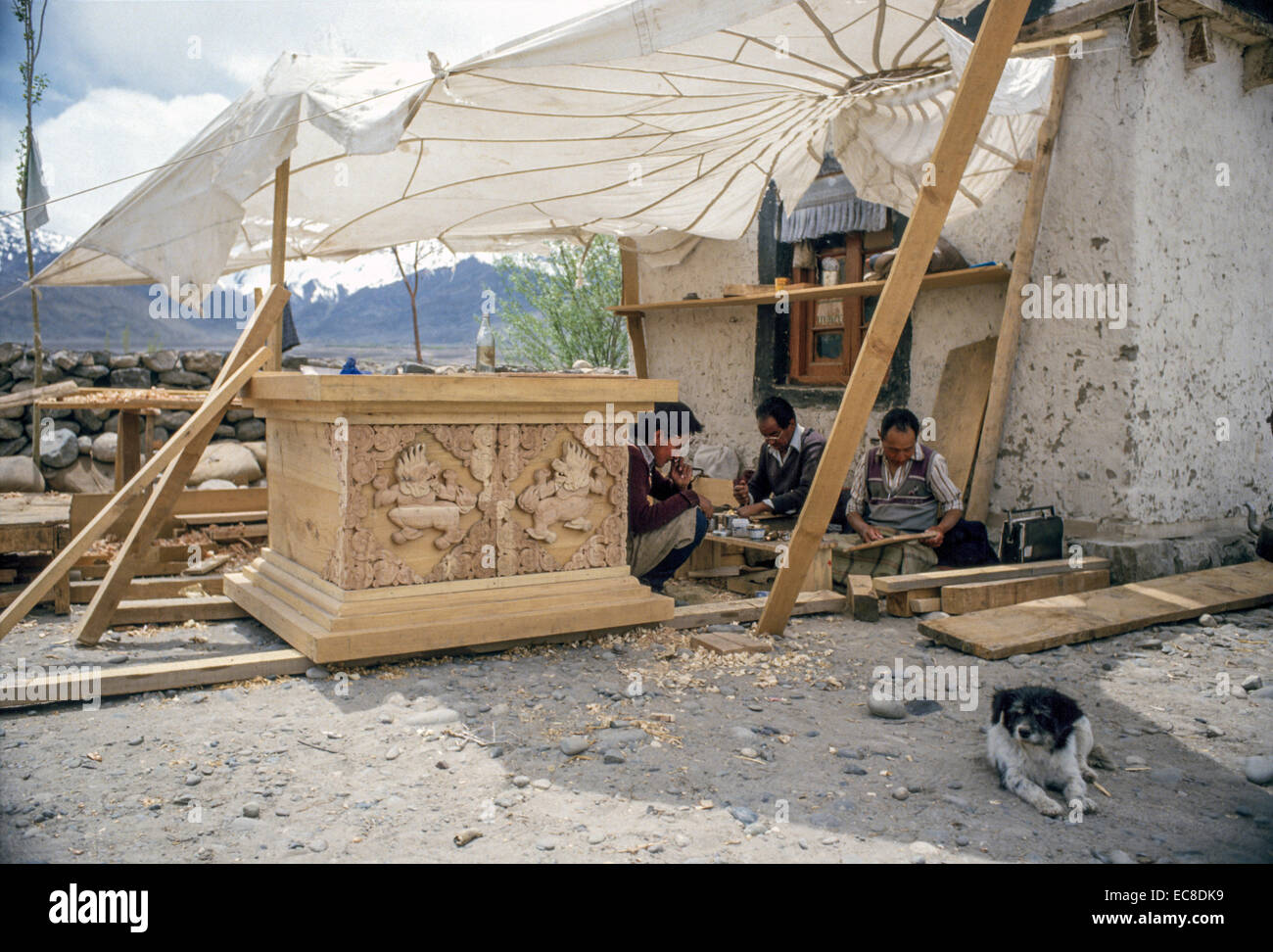 I falegnami di intagliare una grande decorativo piedistallo in legno per una famiglia benestante o il monastero di Leh, Ladakh. Foto Stock