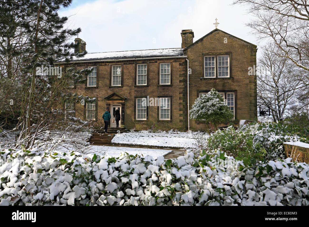 Due persone in inverno visitando il Bronte Parsonage Museum, Haworth, West Yorkshire, Inghilterra. Foto Stock