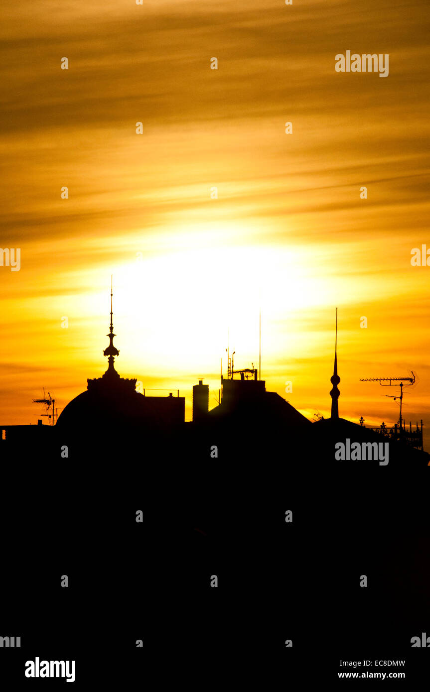 La silhouette della città al tramonto Foto Stock