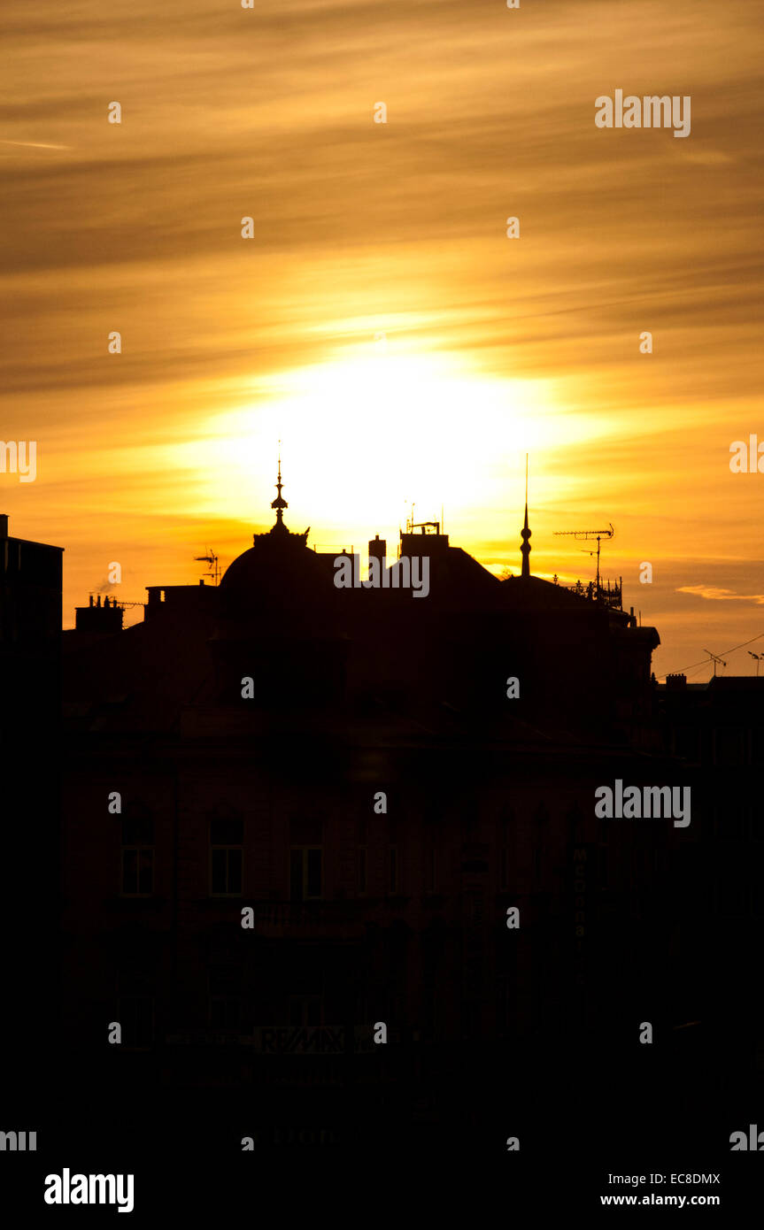 La silhouette della città al tramonto Foto Stock