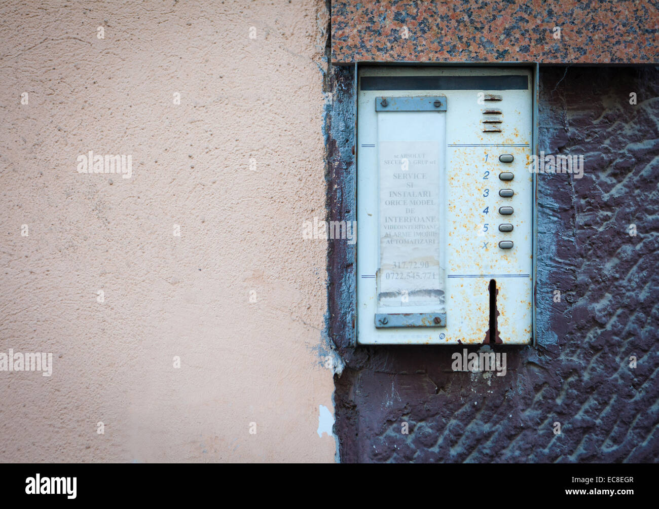 Vecchio campanello citofono per blocco di appartamenti Foto Stock