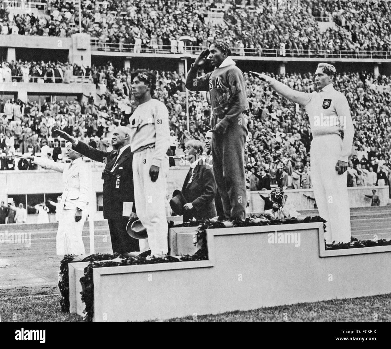 JESSE OWENS (1913-1980) American atleta olimpico dopo aver vinto il salto in lungo al 1936 Olimpiadi di estate a Berlino. La seconda è stata Luz lunga a destra e la terza è stata Naoto Tajima Foto Stock