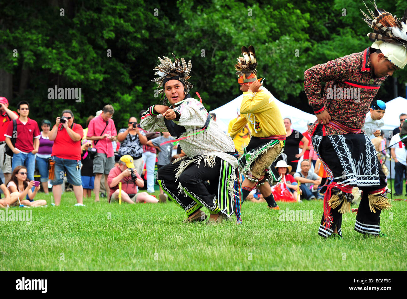 Indigeni canadesi partecipano in Canada giorno celebrazioni in una Londra, Ontario park. Foto Stock