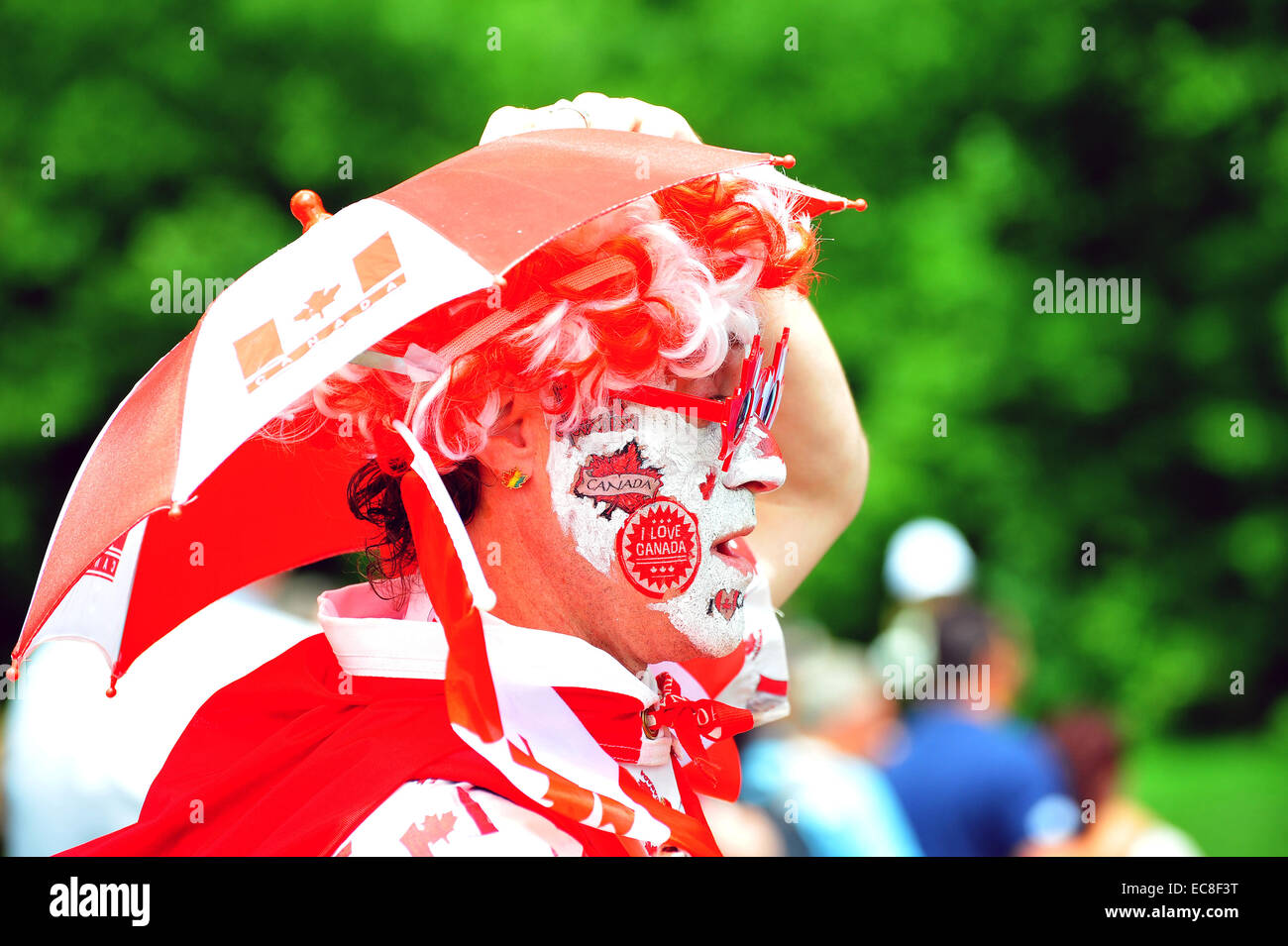 Un uomo in un vestito canadese celebra la Giornata del Canada. Foto Stock