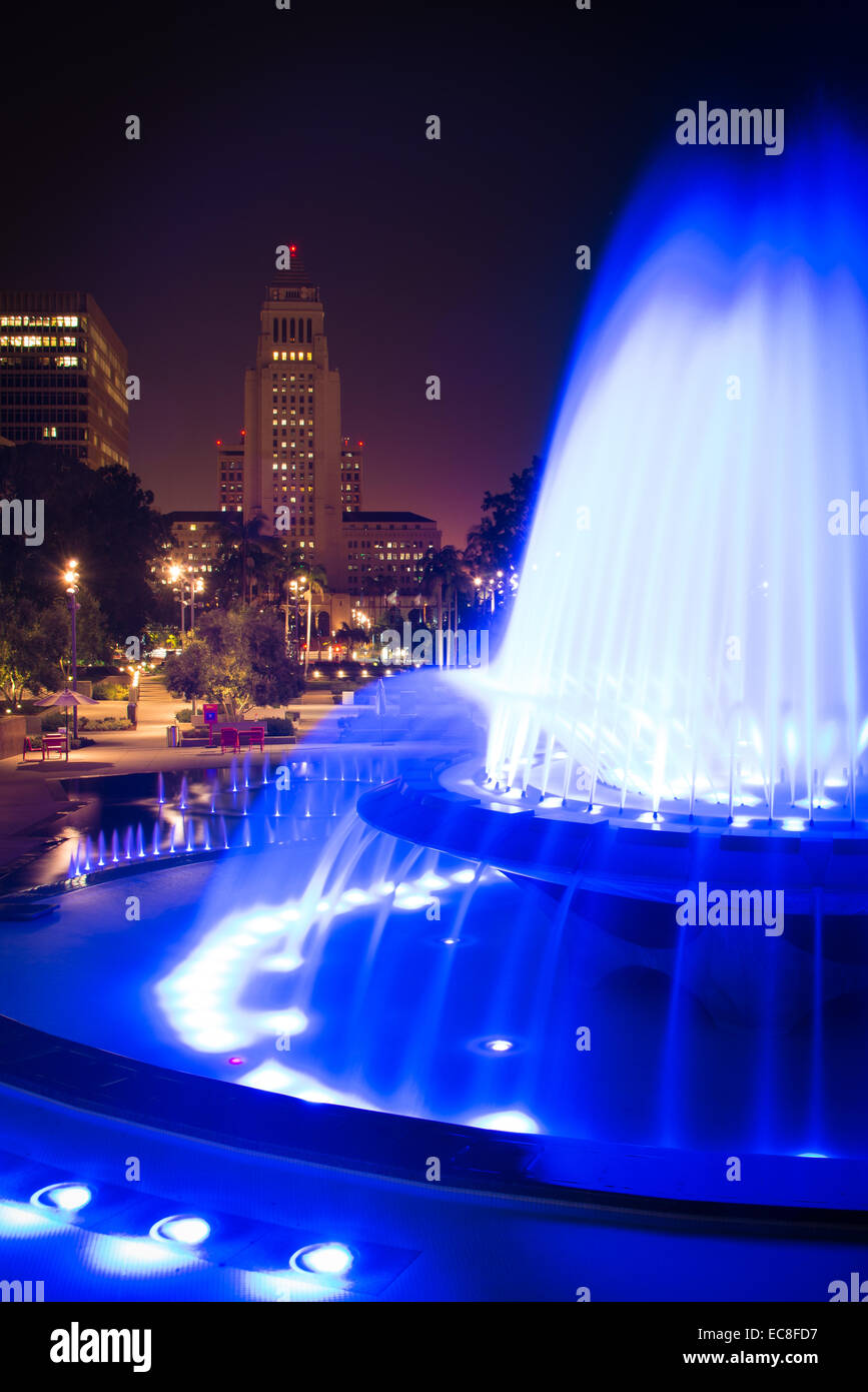 Los Angeles City Hall come si vede dal Grand Park di notte, Los Angeles, California, Stati Uniti d'America Foto Stock