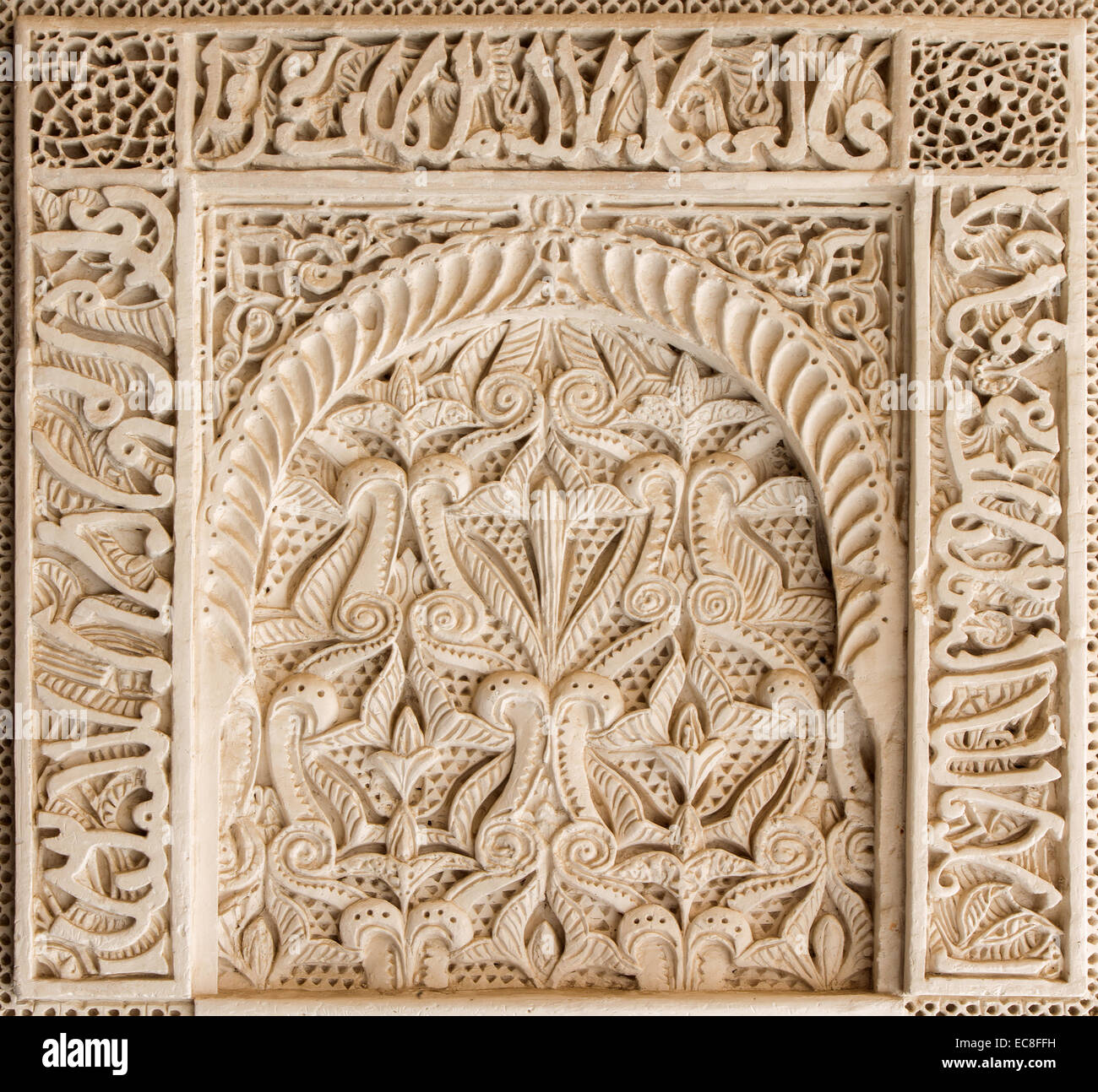 Siviglia, Spagna - 28 ottobre 2014: il dettaglio di stucco in stile mudejar nel cortile di Casa de Pilatos. Foto Stock