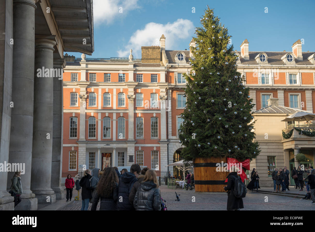Turisti che si godono la albero di Natale e decorazioni a Covent Garden di Londra, Inghilterra. Dicembre 2014 Foto Stock